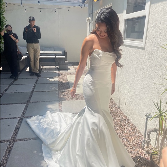 Mermaid style wedding dress in ivory. Size 4. Original price: $3000 - Picture 4 of 7